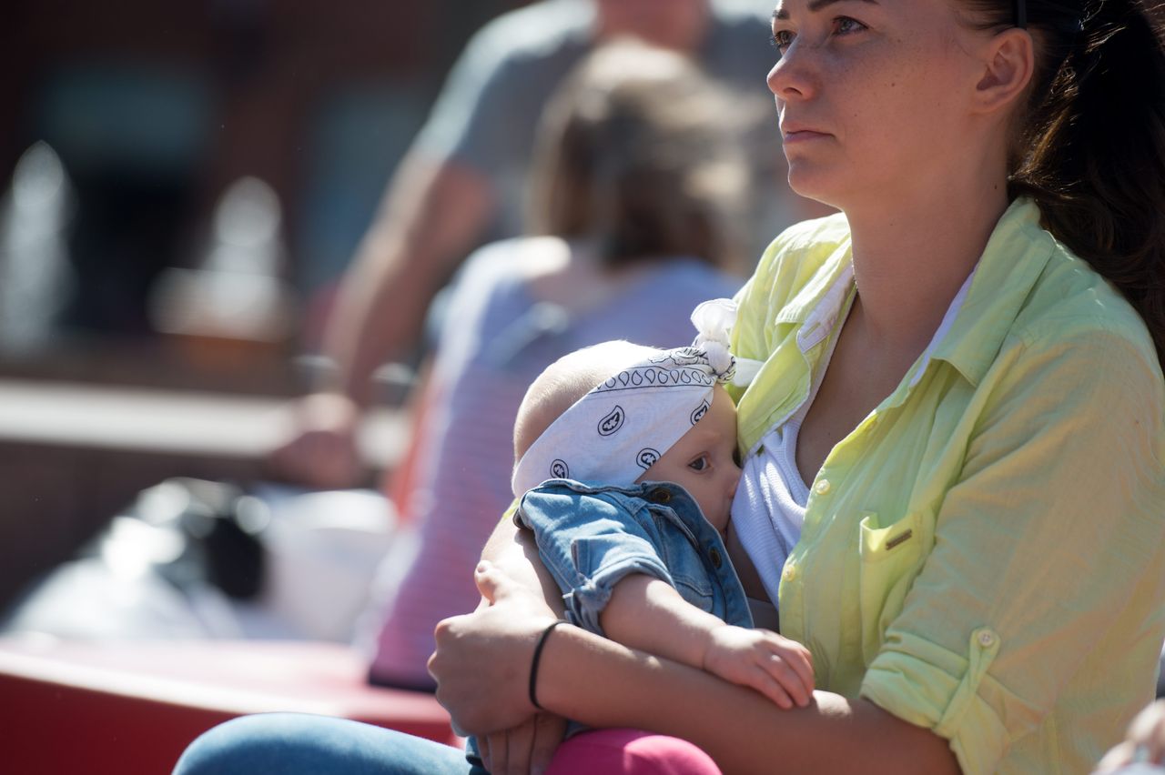 Laktacyjna propaganda czy oswajanie intymności? Z publicznym karmieniem piersią wciąż jest problem