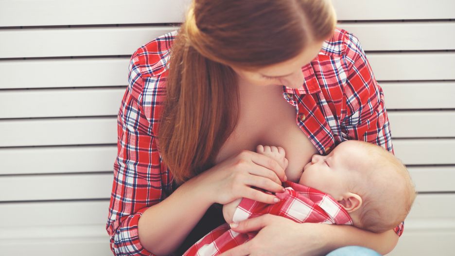 WHO zaleca wyłączne karmienie piersią przez pierwsze 6 miesięcy życia dziecka