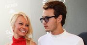 Brandon i Dylan przynajmniej w jednym są podobni do sławnej mamy. Pamela Anderson promuje synów
