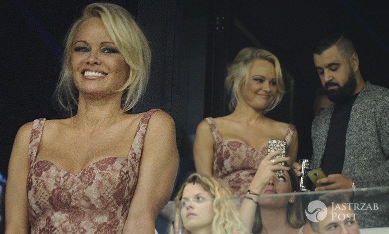Pamela Anderson jak za starych dobrych czasów! Piersi na pierwszym planie. Zmienił się tylko partner