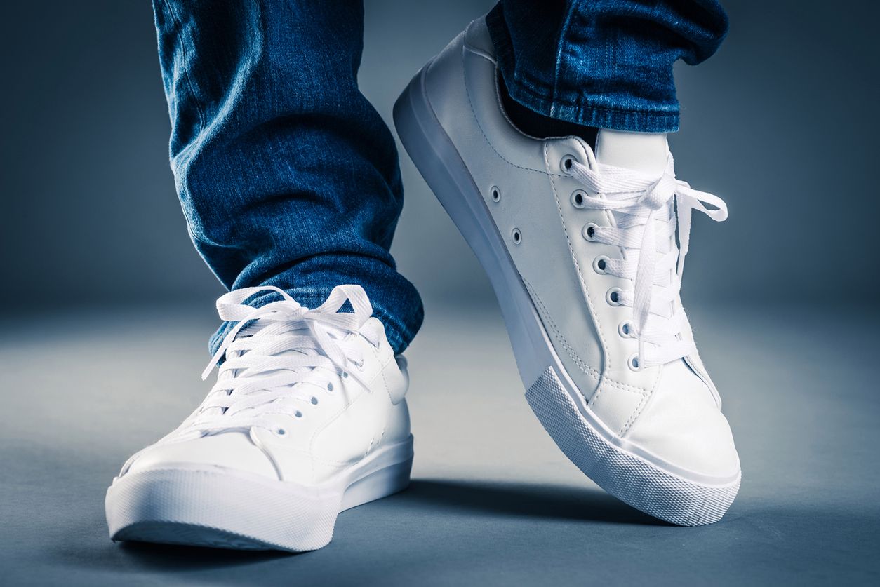 Białe sneakersy są bardzo uniwersalne