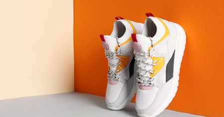 Jesienią nie bój się kolorów. Barwne sneakersy do jeansów i nie tylko