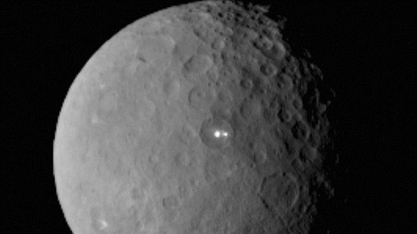 Tajemnicze światła na powierzchni planety karłowatej Ceres
