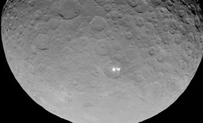 NASA bliżej tajemniczych świateł na planecie karłowatej Ceres. Ale wyjaśnienia wciąż nie ma