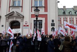 Ryzykują życie za 1800 zł miesięcznie. Wyzwiska, agresja i choroby zakaźne to codzienność