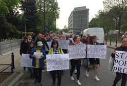 Ludzie protestują przed Sejmem. Popierają postulaty niepełnosprawnych