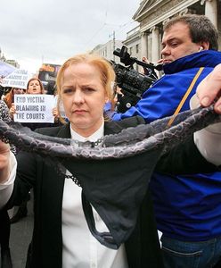 Irlandia: Masowy protest kobiet. Pokazują swoją bieliznę. Solidaryzują się ze zgwałconą nastolatką