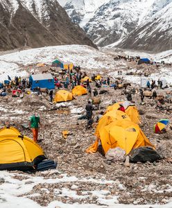 Mount Everest niczym wysypisko śmieci. Niechlubna pamiątka po wspinaczach