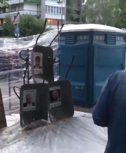 Skandaliczna zabawa przed Sejmem. Zachęcali niepełnosprawnego do rzucania jajkami