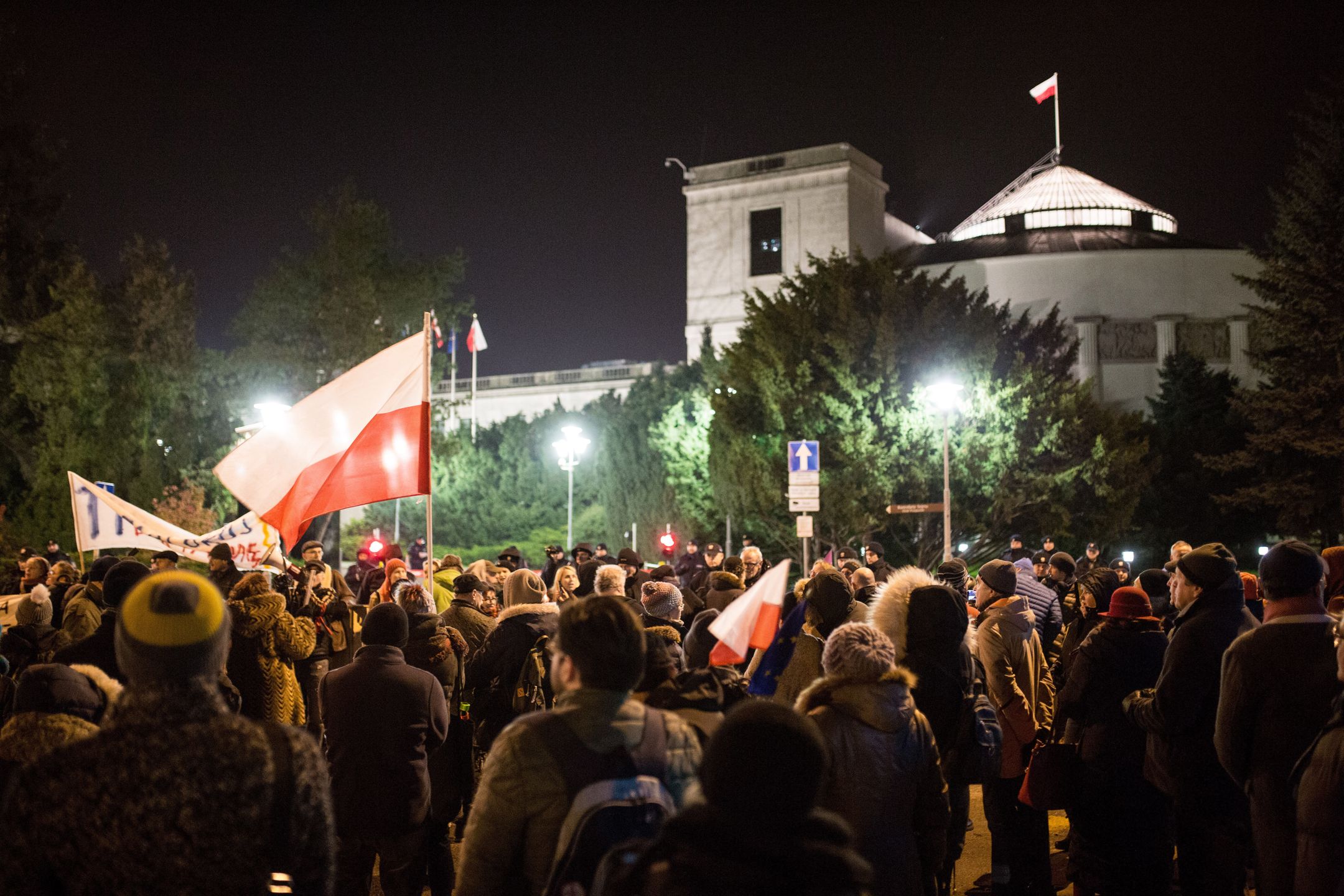 Protestujący na ul. Wiejskiej. 