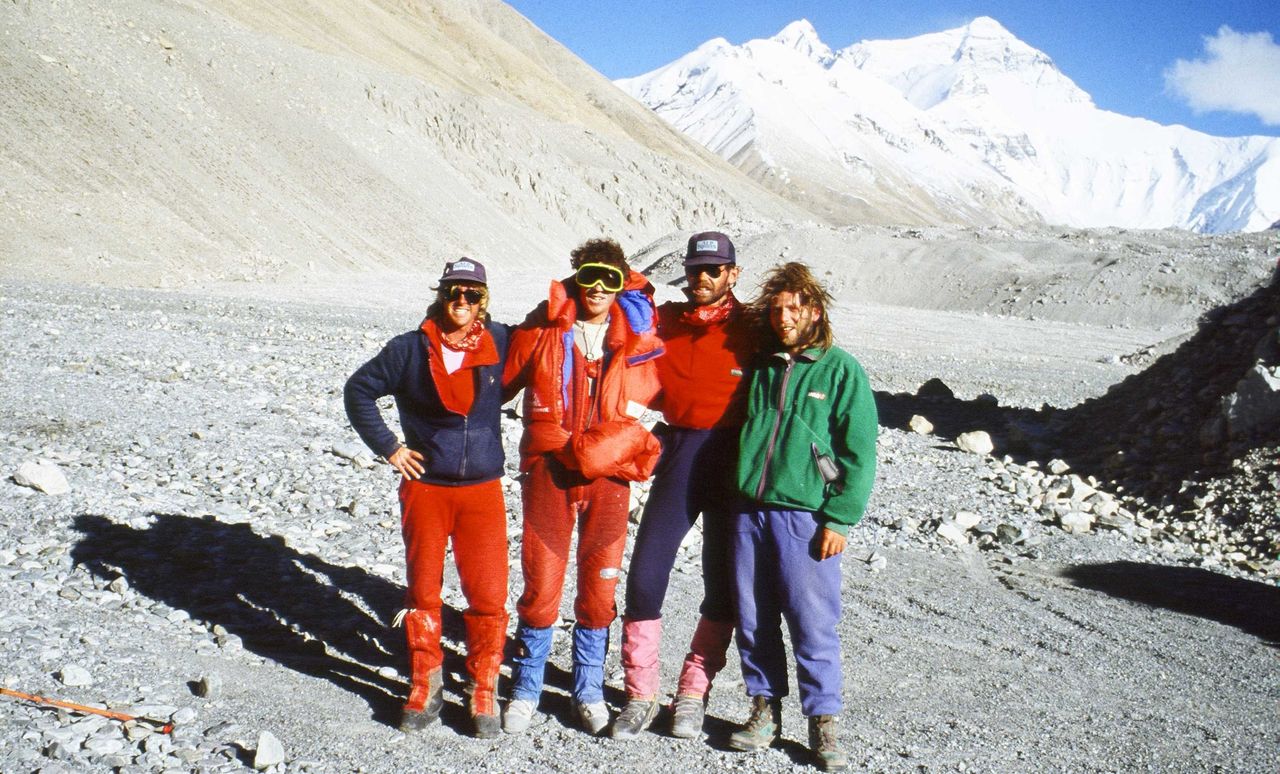 Ratownicy z Andrzejem Marciniakiem, w tle płn. ściana Everestu, od lewej Gary Ball, Andrzej Marciniak, Rob Hall, Artur Hajzer, 1989 r. 