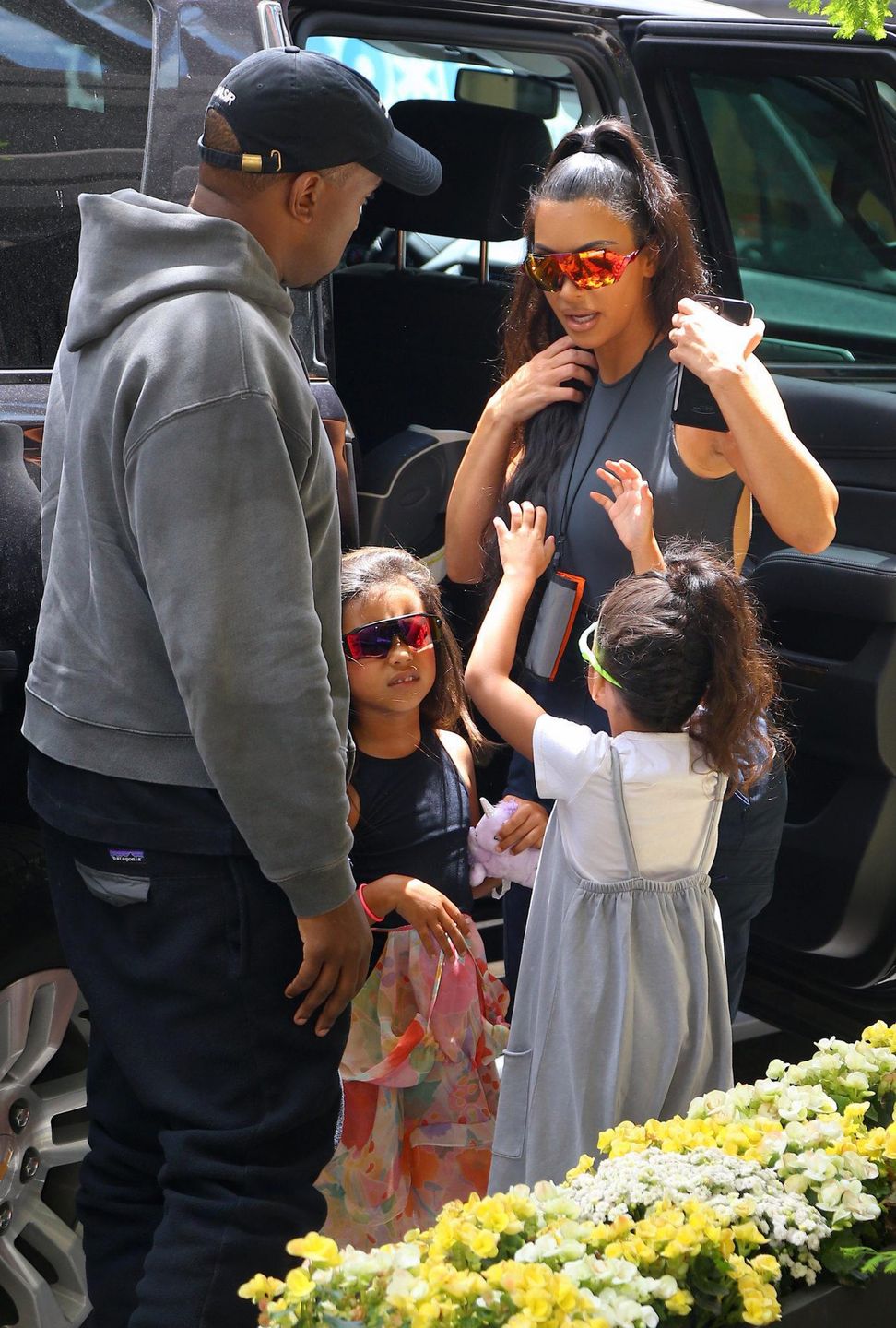 Kim Kardashian i Kanye West z North i Saintem na zakupach
