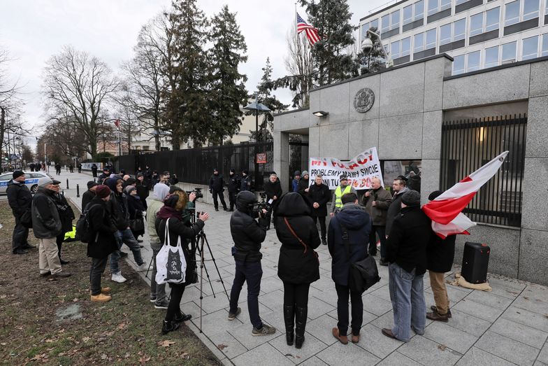 Protest rolników przed ambasadą USA w Warszawie. Nie chcą amerykańskiej wołowiny