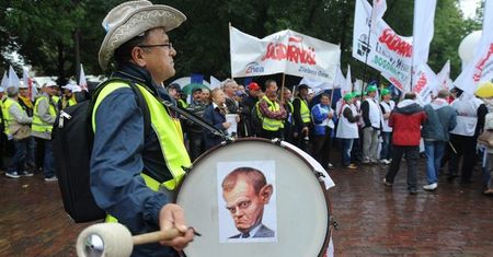 Związkowcy docierają przed Sejm