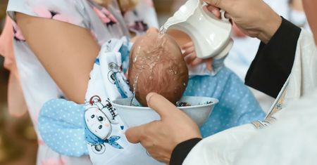 Rodzina nie przyszła na chrzciny jej córki. Nie może im wybaczyć