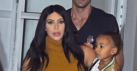 Kim Kardashian w obcisłej sukience, czy to jest wygodne?