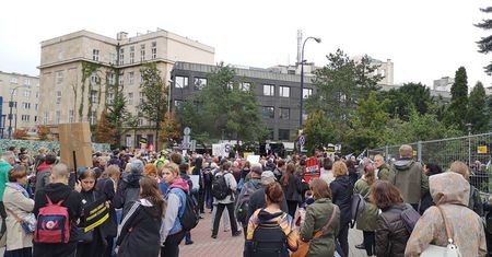 Zwolennicy zakazu aborcji zawiedzeni PiS, feministki atakują Godek. Byliśmy przed Sejmem