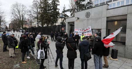 Protest rolników przed ambasadą USA w Warszawie. Nie chcą amerykańskiej wołowiny