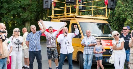Krzyczeli "Zdrajca!" pod domem Frasyniuka. W jego obronie stanęli sąsiedzi
