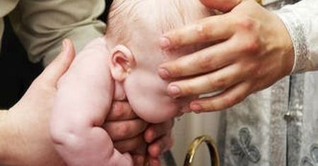Zaczęło się od słów w konfesjonale. Czy Polacy przestaną chrzcić dzieci? [BADANIE]