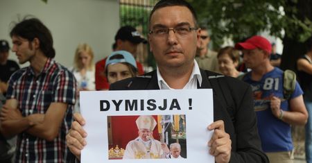 Protest przed Nuncjaturą Apostolską w Warszawie. Żądają dymisji abpa Marka Jędraszewskiego