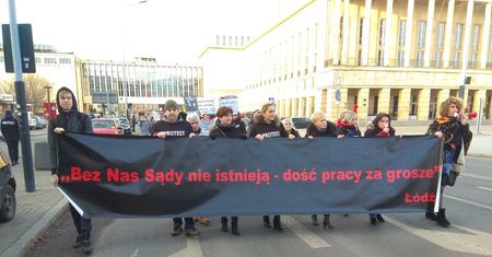 Pracownicy sądów protestują przeciwko niskim pensjom. "To nie manifestacja polityczna"