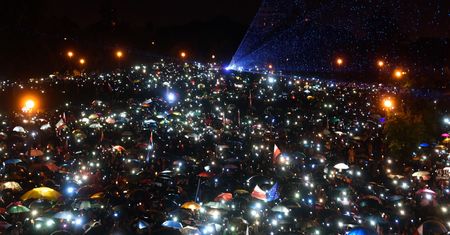 Niesamowita reakcja pilota na łańcuch światła manifestantów