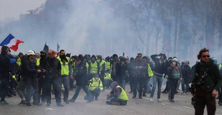 Macron składa obietnice, "żółte kamizelki" nie odpuszczają. "Niech się poda do dymisji"
