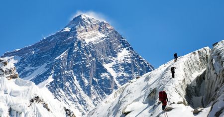 Mount Everest zimą zdobyty po raz pierwszy 40 lat temu przez Polaków. Mieli tego nie przeżyć
