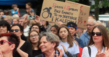 Manifestacja przed Sejmem: "jesteśmy z wami, supermatkami"
