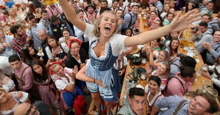 Piwo za 47 zł, miliony gości i gigantyczne kolejki.. Właśnie rozpoczął się Oktoberfest 2018