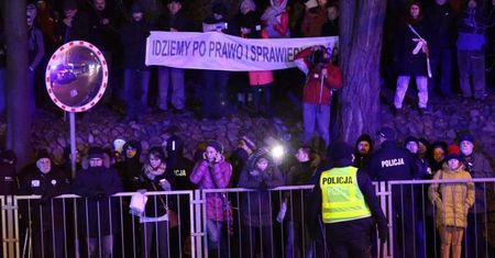 Kary dla protestujących przed Senatem. Zajmie się nimi sąd