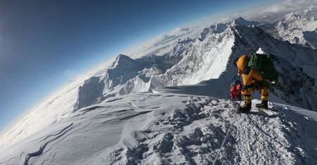 Mount Everest. Topniejący lodowiec odsłonił poruszający widok