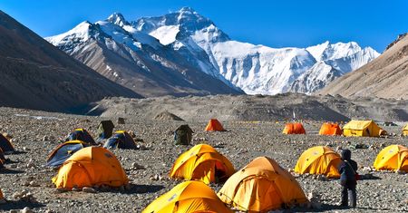 Obóz u stóp Mount Everestu zamknięty dla turystów. Wszystko przez śmieci