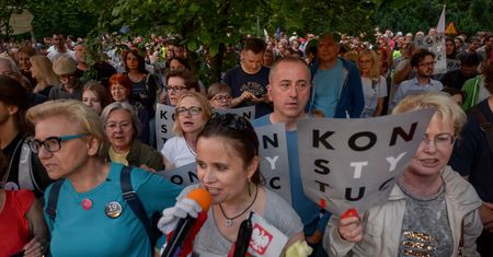 Protesty przeciwko ustawie o SN w całej Polsce