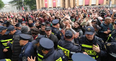 Taneczne demonstracje w Gruzji. Wszystko przez szturm na klub nocny