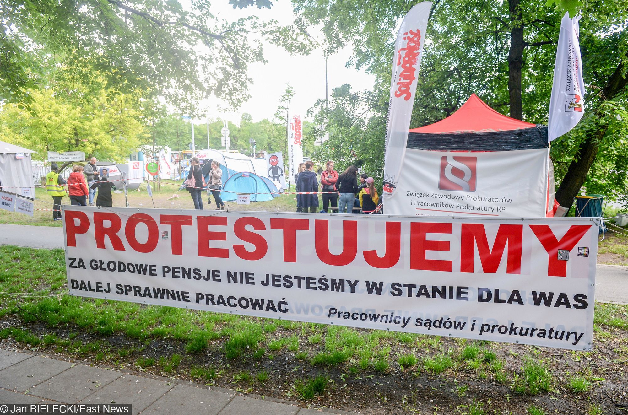 Protest pracowników sądów i prokuratury. 60 dni w miasteczku namiotowym