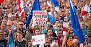 "Precz z Kaczorem – dyktatorem" piszą konta… z Ameryki Południowej. Kto manipuluje w polskim internecie?