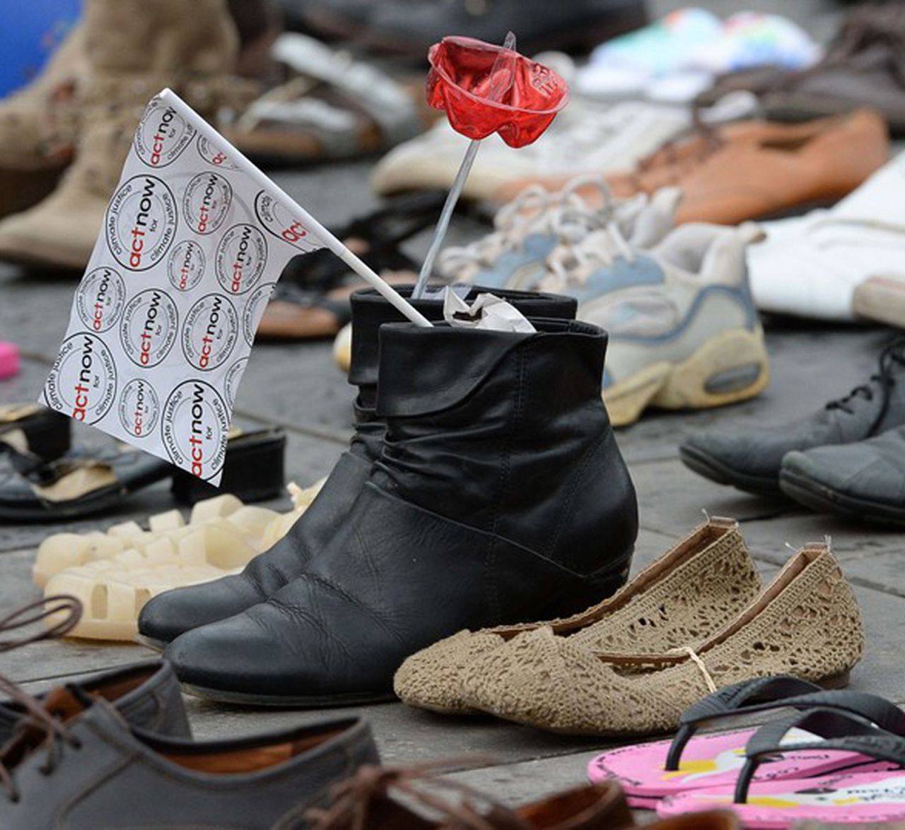 Paryż pełen butów. Sposób na protest w obliczu strachu
