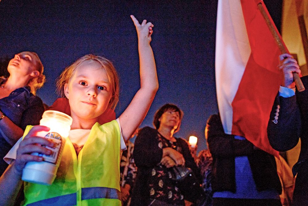 Protesty przeciwko reformie sądów. Na ulicach kwitnie zniczowy biznes