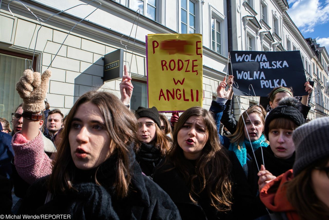 "Czarny Piątek" ma powstrzymać ograniczenie prawa do aborcji. Spór dotyczy jednego punktu ustawy