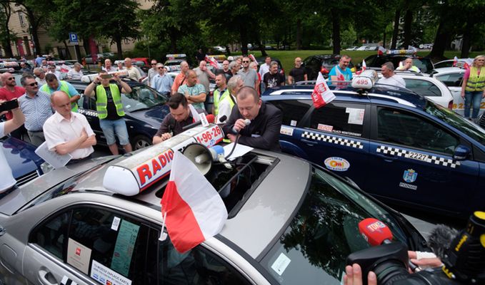 Warszawa: posypały się mandaty dla protestujących taksówkarzy