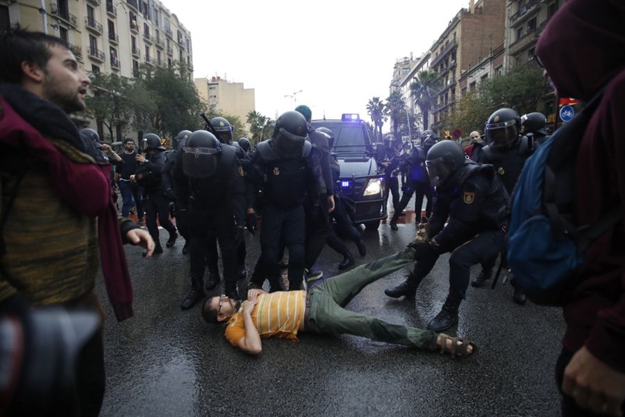 Ruszyło referendum niepodległościowe w Katalonii. 38 rannych w zamieszkach