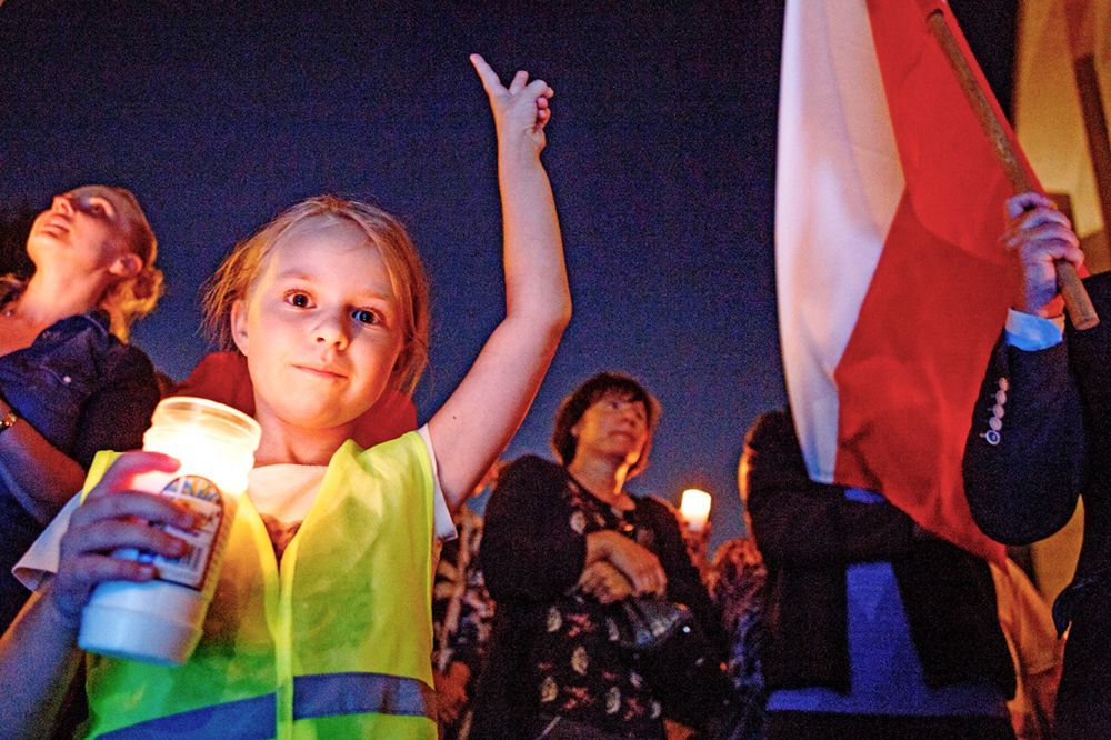 Protesty przeciwko reformie sądów. Na ulicach kwitnie zniczowy biznes