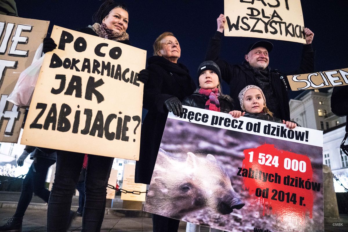 Protest przed Pałacem Prezydenckim. Obrońcy zwierząt chcą weta dla "lex Ardanowski"