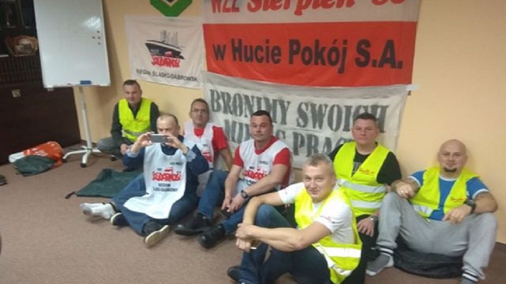 Protestujący związkowcy okupują salę w siedzibie katowickiego Węglokoksu.