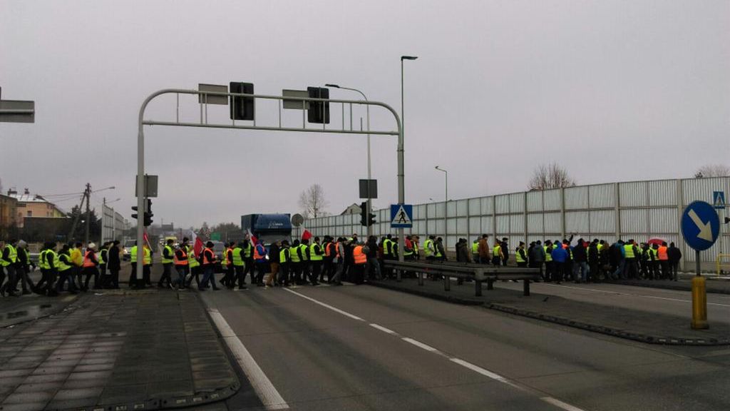 Hodowcy drobiu zablokowali drogę krajową nr 1 w Siewierzu (woj. śląskie)