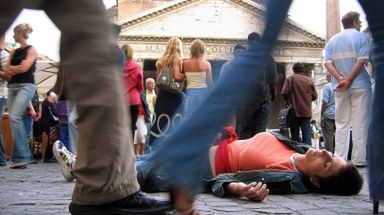 Uczestniczka protestu przeciwko udziałowi Włochów w wojnie w Iraku i wizycie amerykańskiego prezydenta George W. Busha w Rzymie leży przed rzymskim Pantheonem