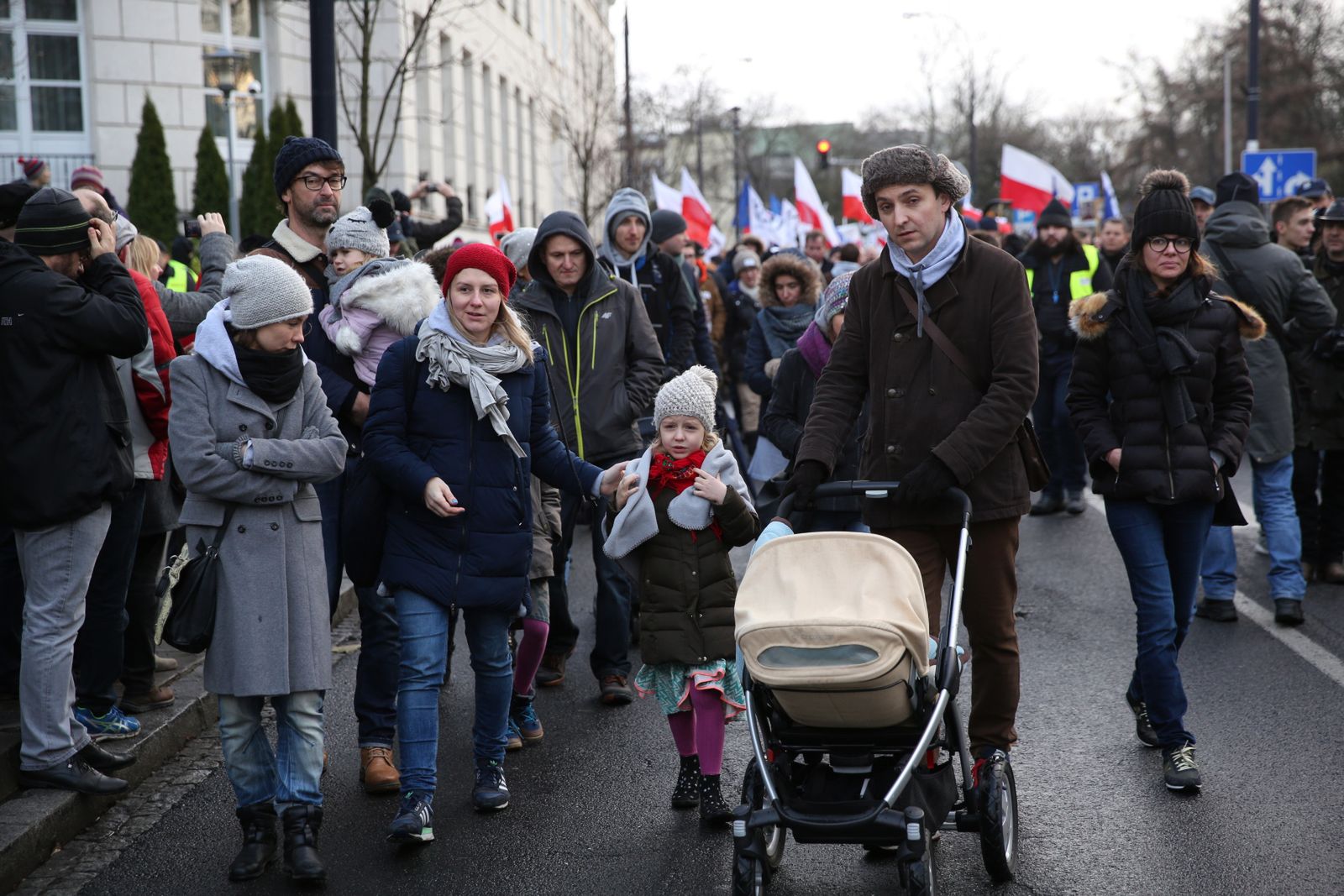 Polacy odwracają się od PiS. Walka o TK ważniejsza od 500 zł