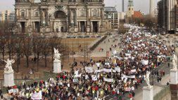 Kilka tysięcy lekarzy i pracowników medycznych demonstruje przed berlińską katedrą